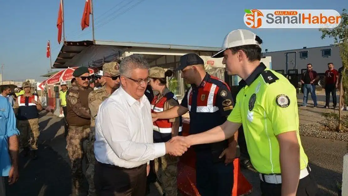 Vali Pekmez, kontrol noktasındaki polislerin bayramını kutladı