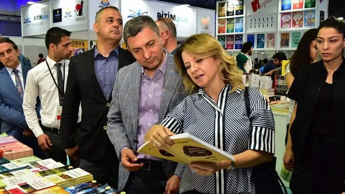 'Vali Şahin´den gençlere kitap tavsiyesi'