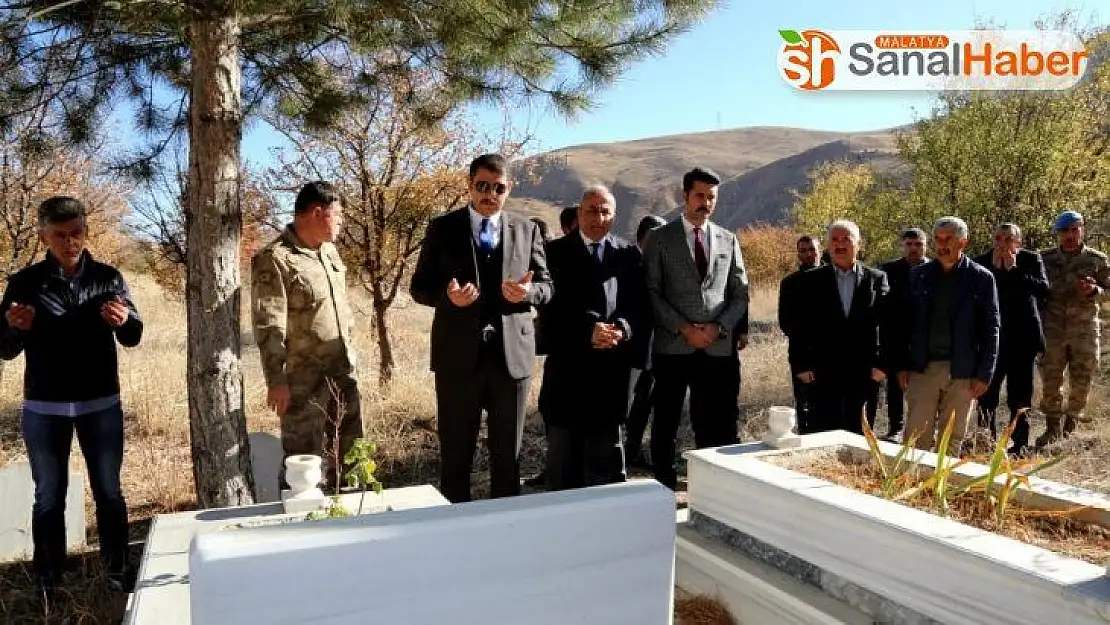 Vali şehit öğretmenin kabrini ziyaret etti