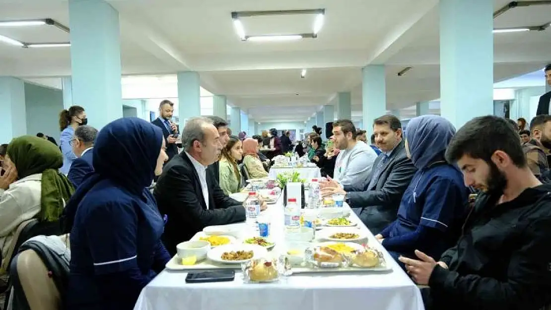 'Vali ve rektör orucunu öğrencilerle birlikte açtı'