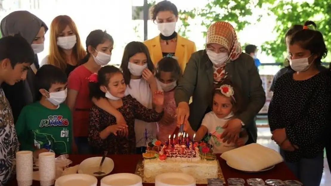 'Vali Yırık´ın eşi Ayşe Yırık, çocuklarla bir araya geldi'