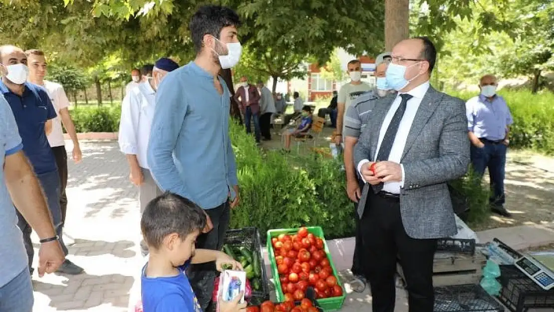 'Vali Yırık´tan vatandaşlara anlamlı jest: Tezgahtaki ürünleri alıp halka  ikram etti'