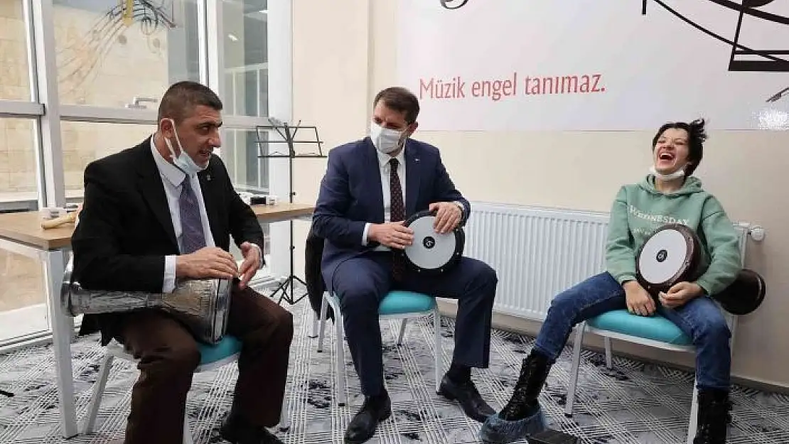 'Vali yürekleri ısıttı, engellilerle darbuka çalıp şarkılar söyledi'