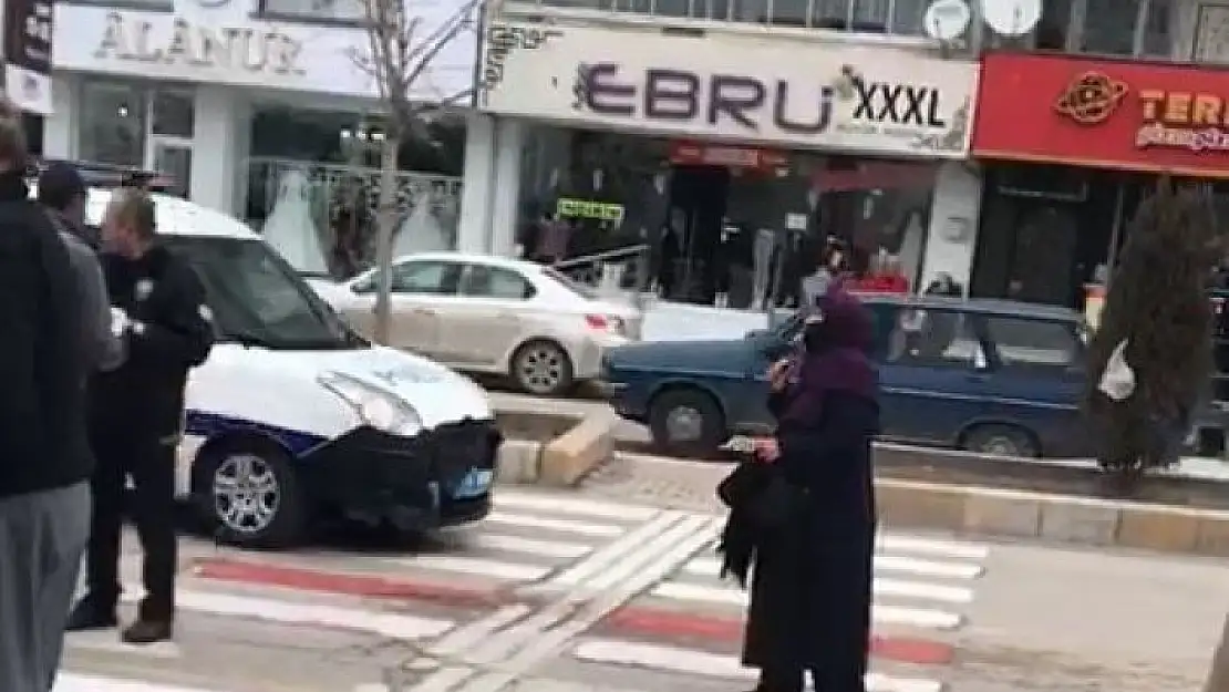 'Valilik önünde boynuna bıçağı dayayan kadını polis ikna etti'