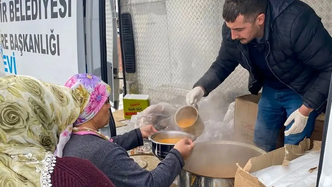 'Van Büyükşehir Belediyesi deprem bölgesinde var gücüyle çalışıyor'