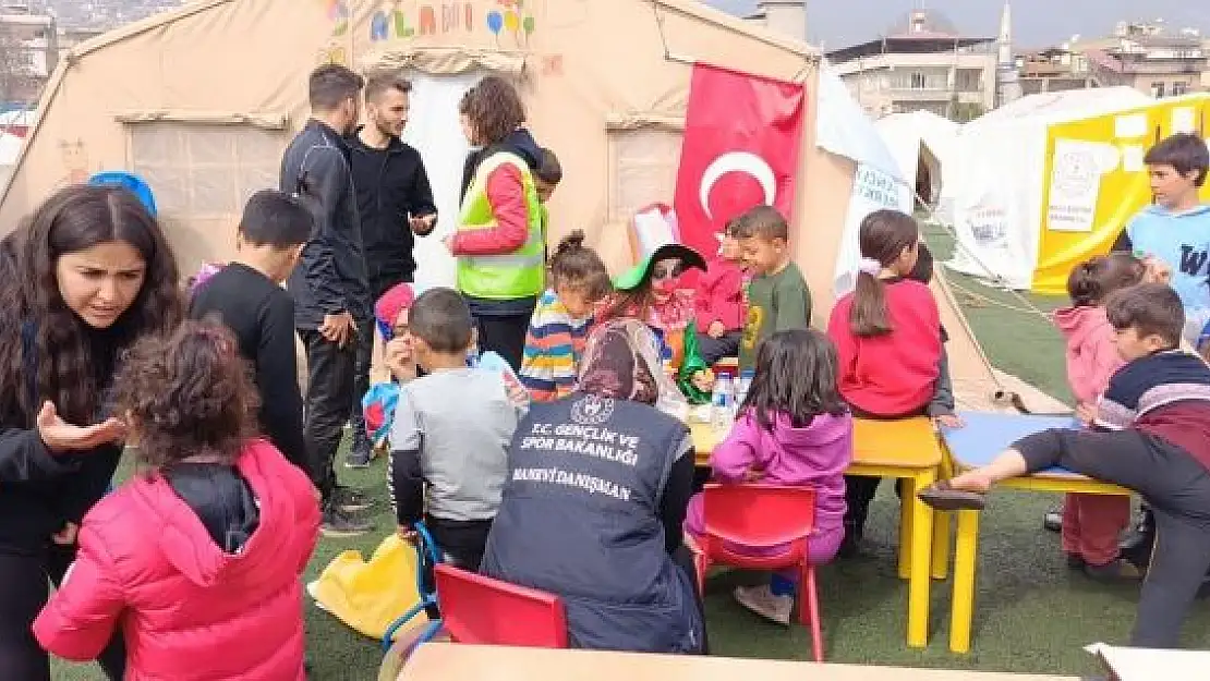 'Van Gençlik ve Spor İl Müdürlüğü personeli deprem bölgesinde yaraları sarıyor'