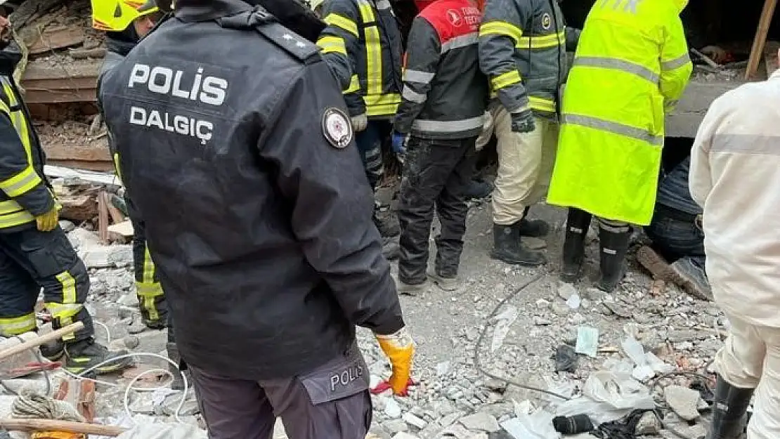 'Van polisi 108 saat sonra bir kadını enkaz altından sağ çıkardı'