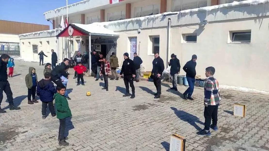 'Van polisinden depremzede çocuklara moral'
