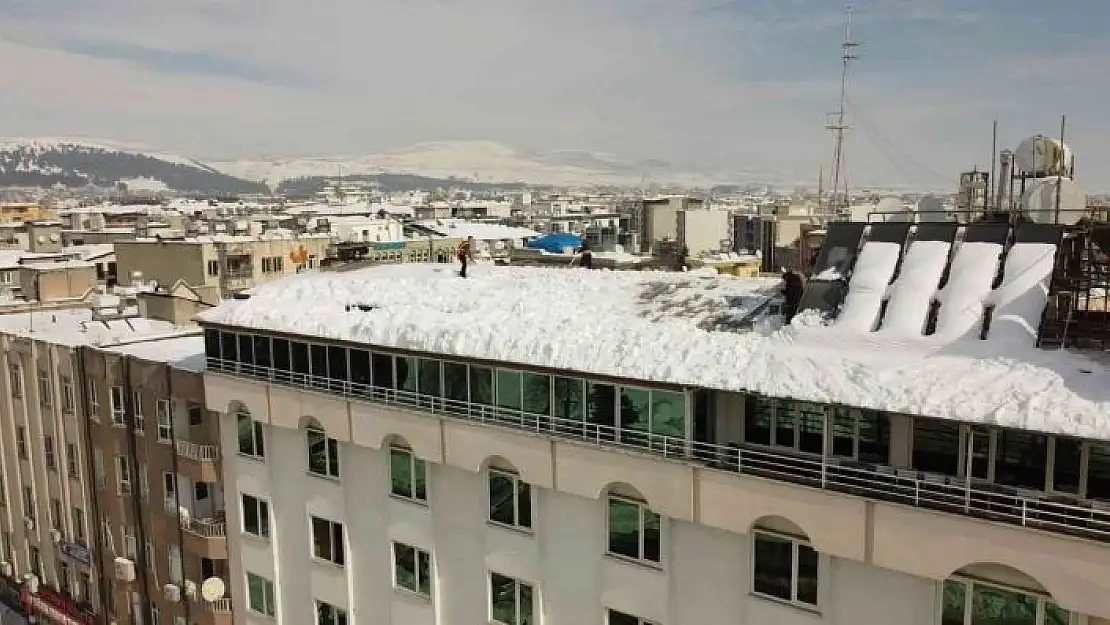 'Vatandaşlar çatıda kar temizliyor'