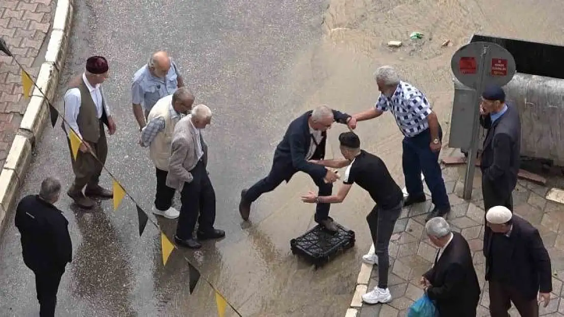 'Vatandaşlardan dereye dönen yola kasalı çözüm'