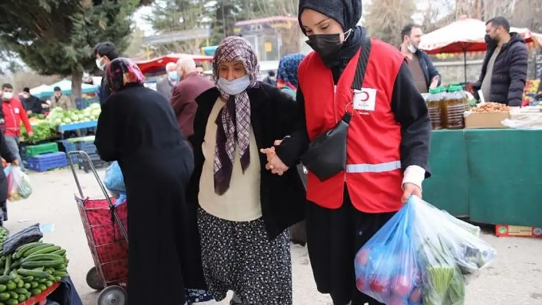 'Vefalı gençler, pazara gitti yaşlılara yardım etti'