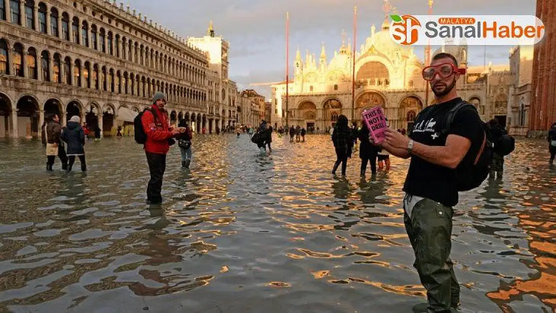 Venedik'te tarihi San Marco Meydanı sular altında kaldı