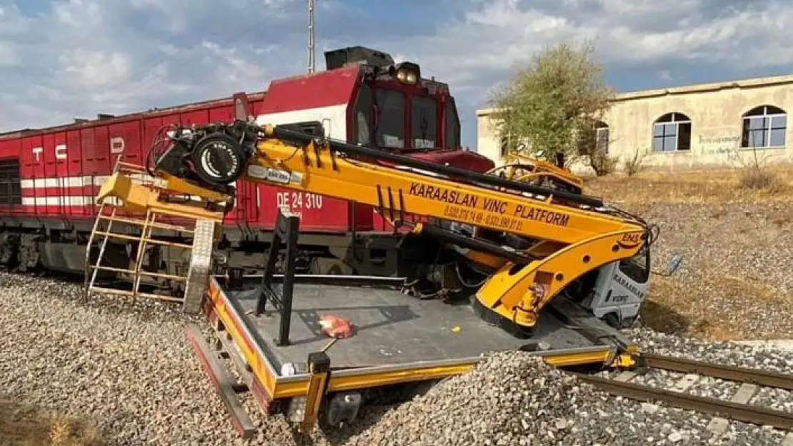 'Vinç tren yolunda asılı kaldı, sürücü atlayarak canını kurtardı'