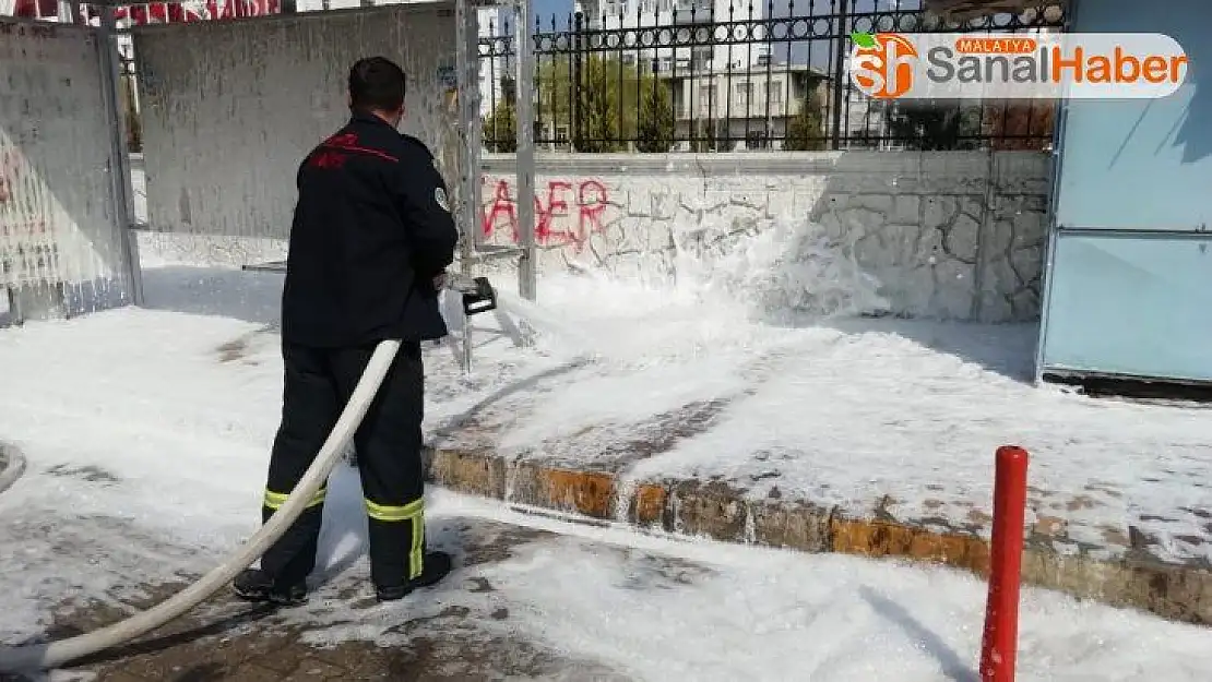 virüse karşı kaldırım ve duraklar köpüklü suyla temizlendi