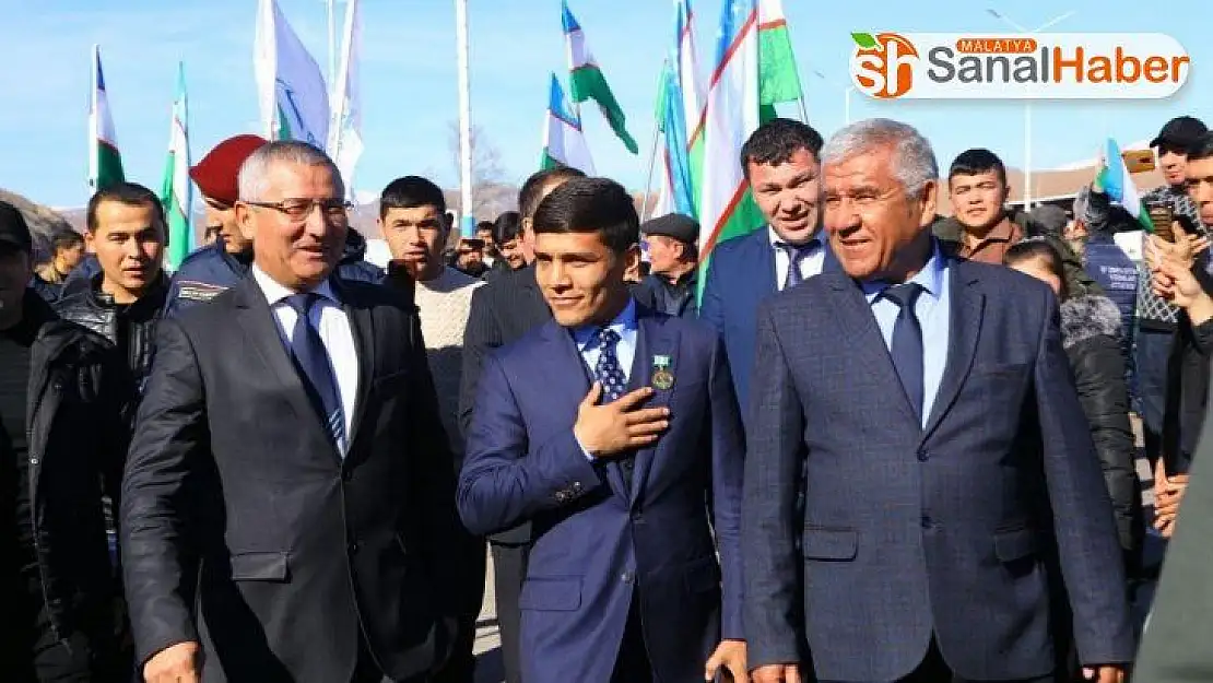 WBA ve IBF şampiyonu Özbek boksör, doğduğu Namangan'da coşkuyla karşılandı