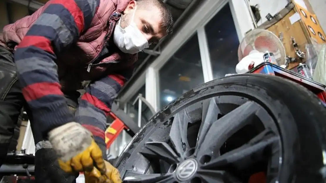 'Yağış geldi, yasak başlamadan oto lastikçilerde yoğunluk başladı'