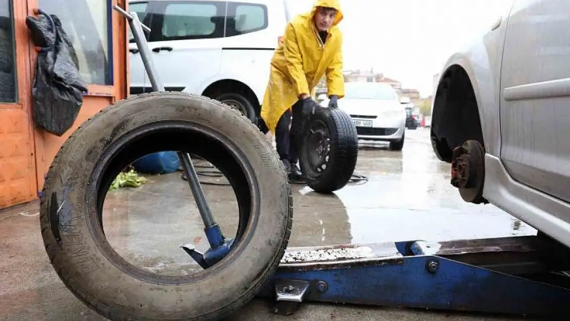 'Yağış geldi, yasak başlamadan oto lastikçilerde yoğunluk başladı'