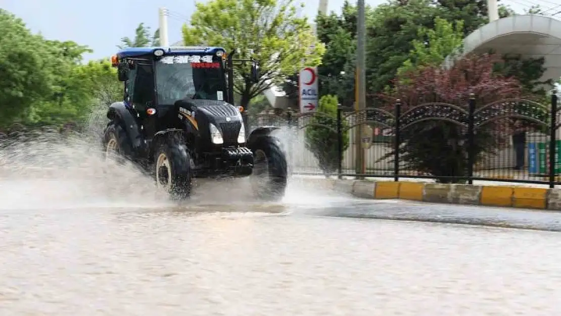 'Yağmur alt geçidi suyla doldurdu, sürücüler güçlük çekti'