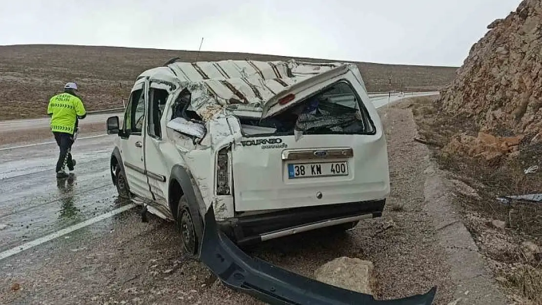 'Yağmurla kayganlaşan yol kazaya neden oldu, 5 yaralı'