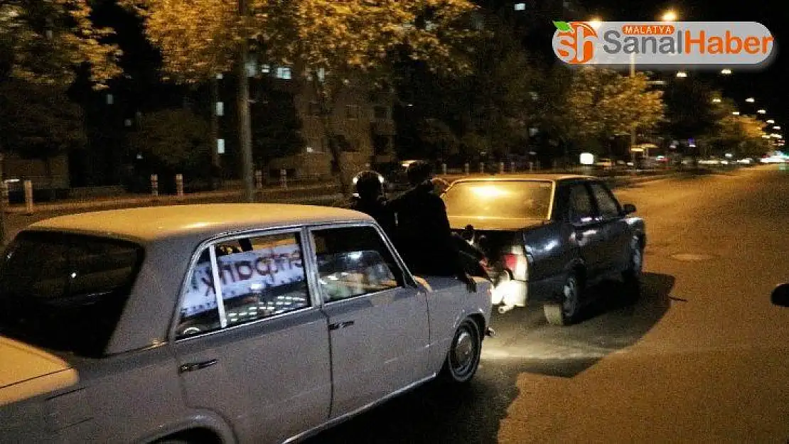 Yakıtı biten otomobili böyle götürdüler