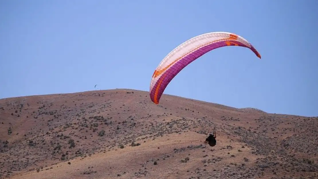 'Yamaç paraşütçüleri ve paramotor tutkunları gökyüzünü renklendirdi'