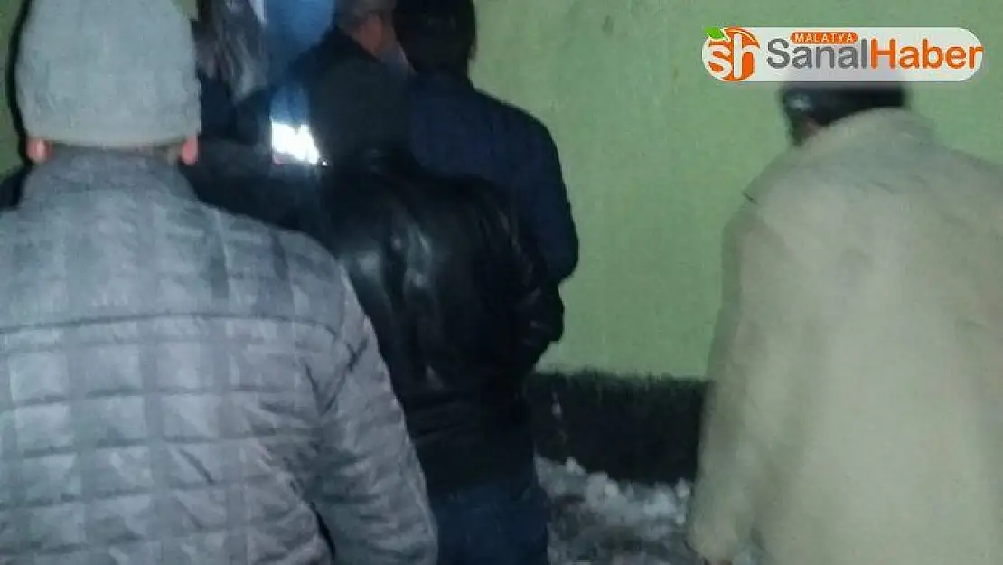 Yanan ev kullanılmaz hale geldi