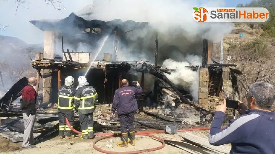 Yangında mahsur kalan anne ve kızı kurtarıldı