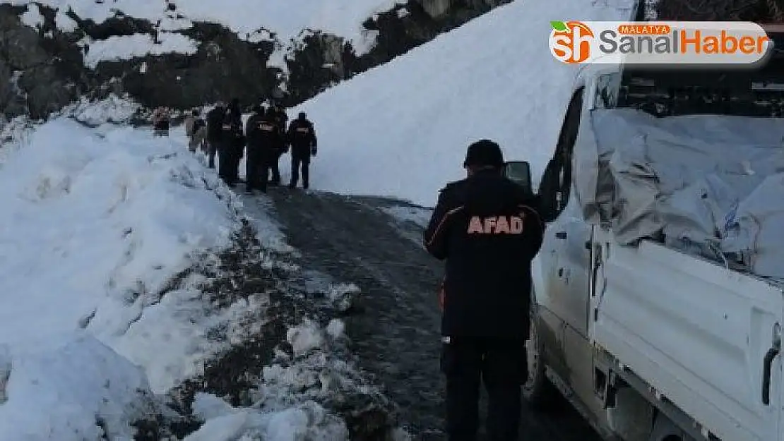 Yardım konvoyuna çığ engeli