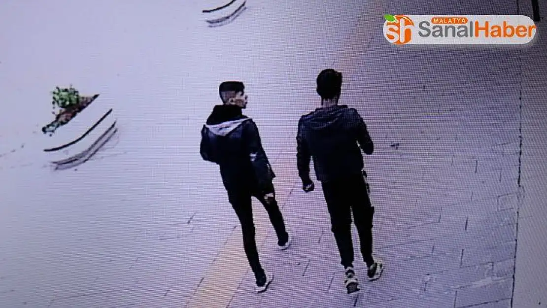 Yardım kutusundan parayı çaldılar, 'hayırlı cumalar' deyip ayrıldılar