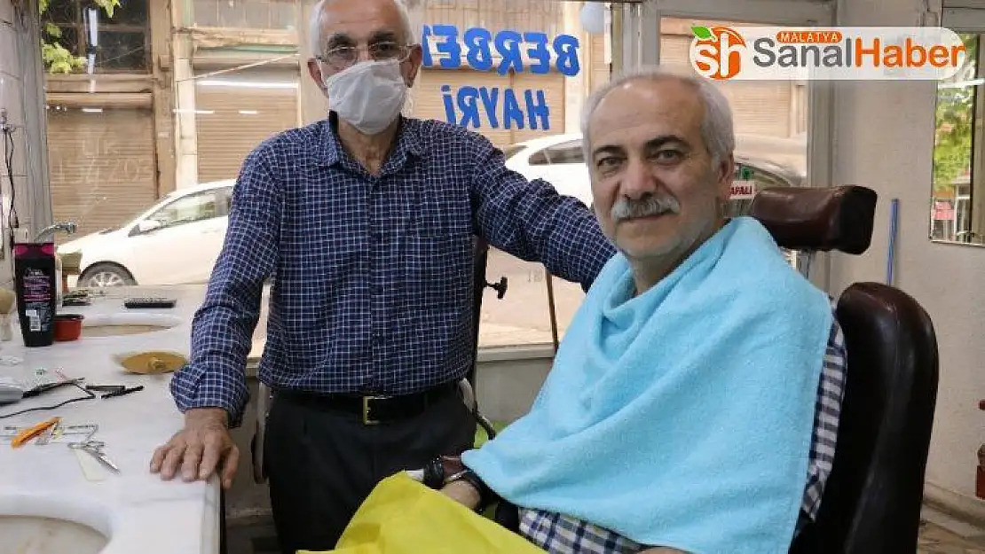 Yarım asırlık berber müşterilerine kavuştu