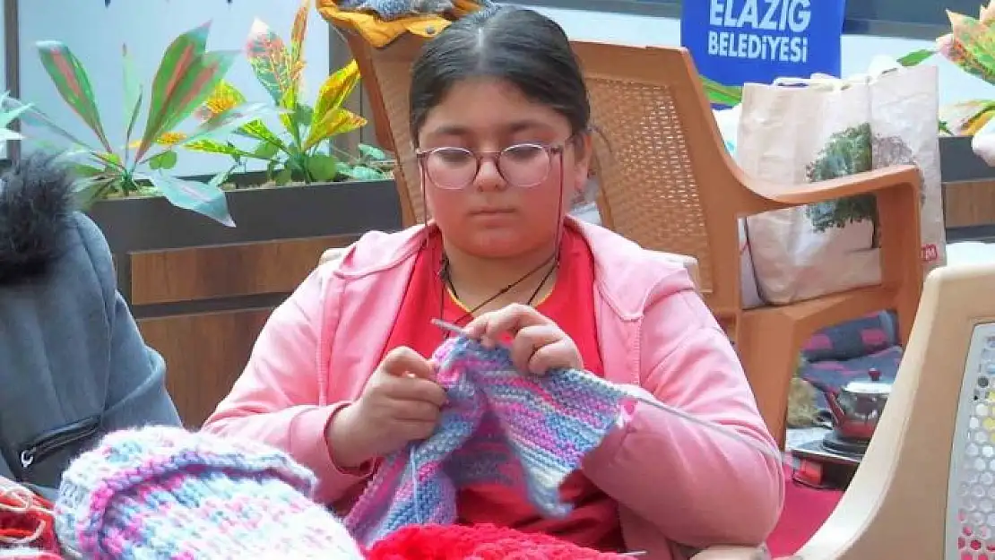 'Yaşı küçük ama gönlü büyük, kendisi gibi depremzede çocuklar için bere ve atkı örüyor'
