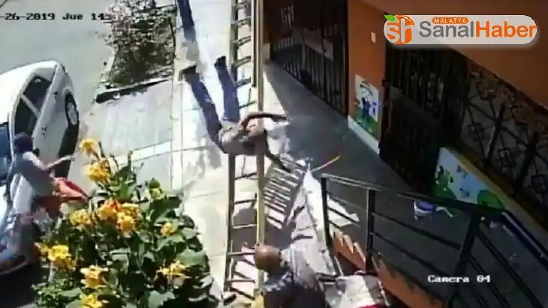 Yaşlı adam yoluna çıkan merdiveni sallayıp boyacıyı düşürdü