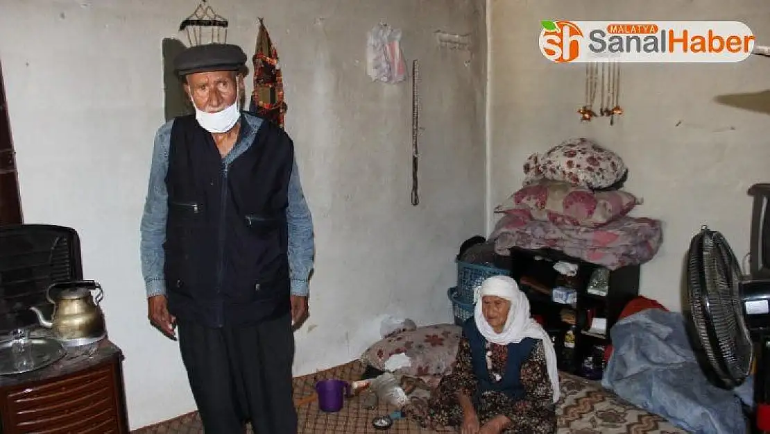 Yaşlı çift yıkık dökük evden kurtarıldı
