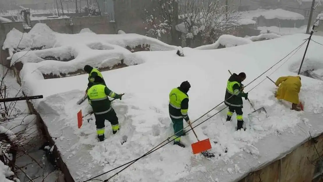 'Yaşlı ve kimsesizlerin damı küreniyor'