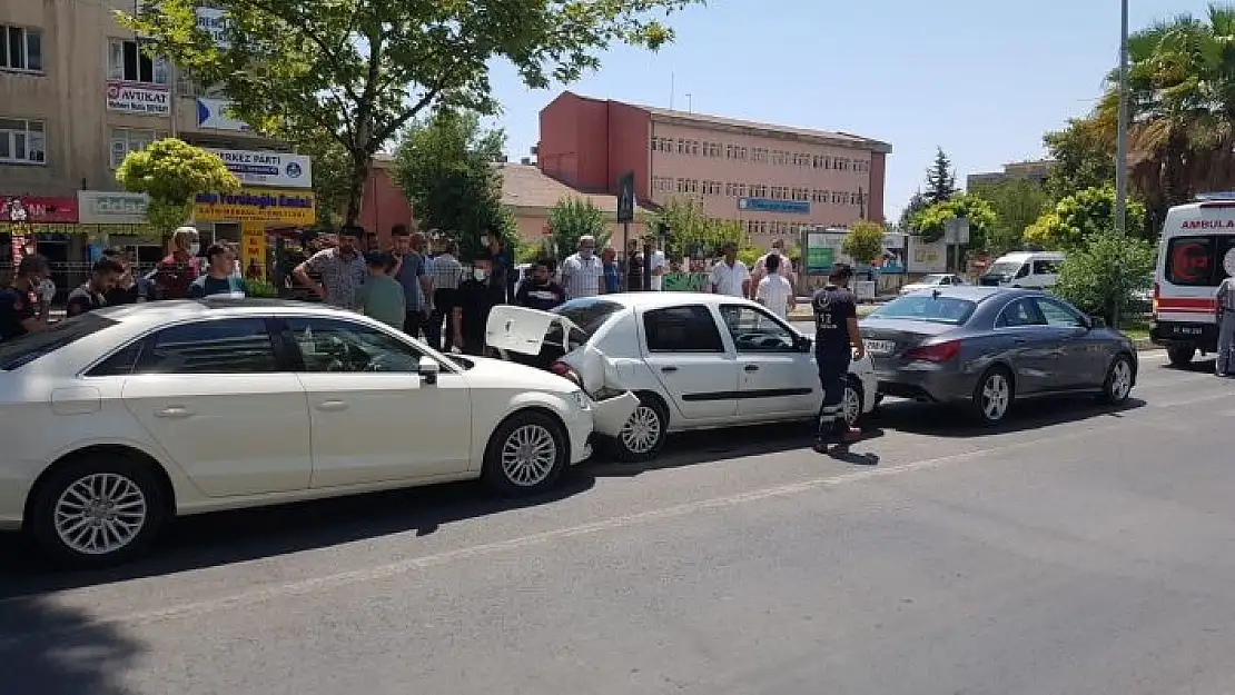 'Yayaya çarpmamak için durunca zincirleme kaza oldu'