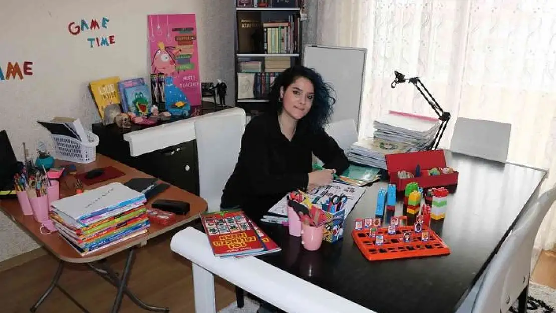 'Yemek odasından binlerce öğrenciye İngilizce öğretiyor'