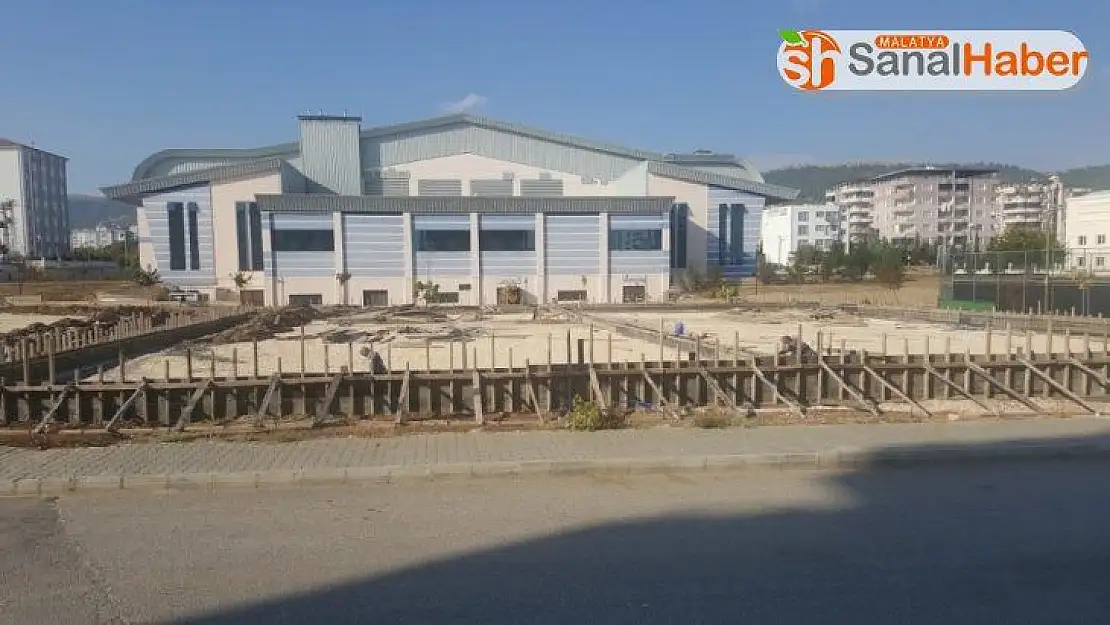 Yeni Mahalle'de tenis kortu çalışması yapılıyor