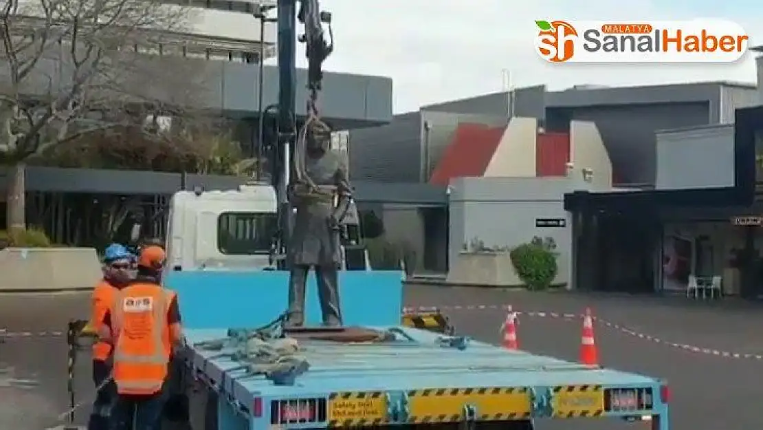 Yeni Zelanda'da şehre adı verilen İngiliz subayın heykeli kaldırıldı