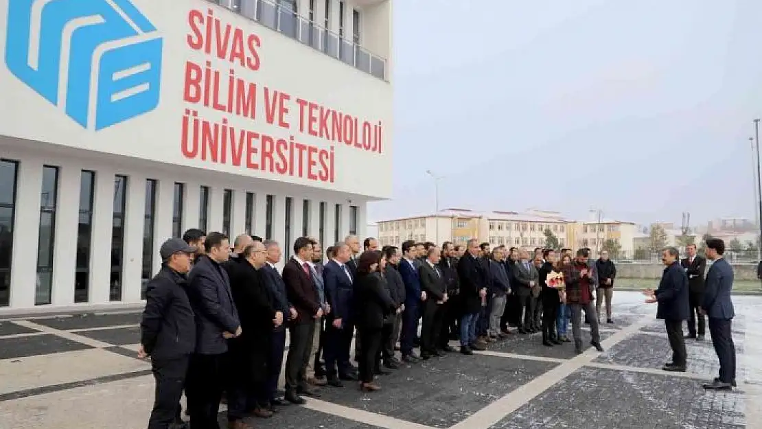 'Yeniden atanan SBTÜ Rektörü Prof. Dr. Mehmet Kul çiçeklerle karşılandı'