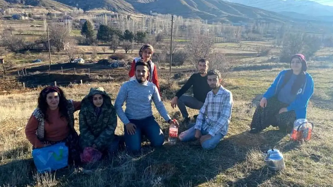 'Yer aynı, arkadaşlar aynı, tarih farklı: Elazığ´da 7 çocukluk arkadaşı, 18 yıl sonra aynı yerde buluşup ayını fotoğrafı çektirdi'