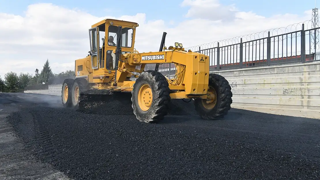 Yeşilyurt Belediyesi'nden kış öncesinde yol atağı