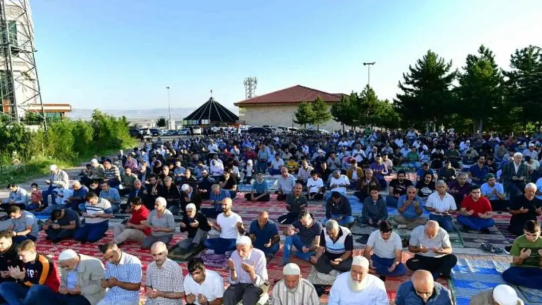 'Yeşilyurt Gedik Namazgâh´ında Bayram Namazına ilgi büyük oldu'