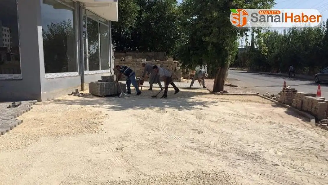 Yeşilyurt Mahallesi'nde parke taşı döşeme çalışması yapıldı