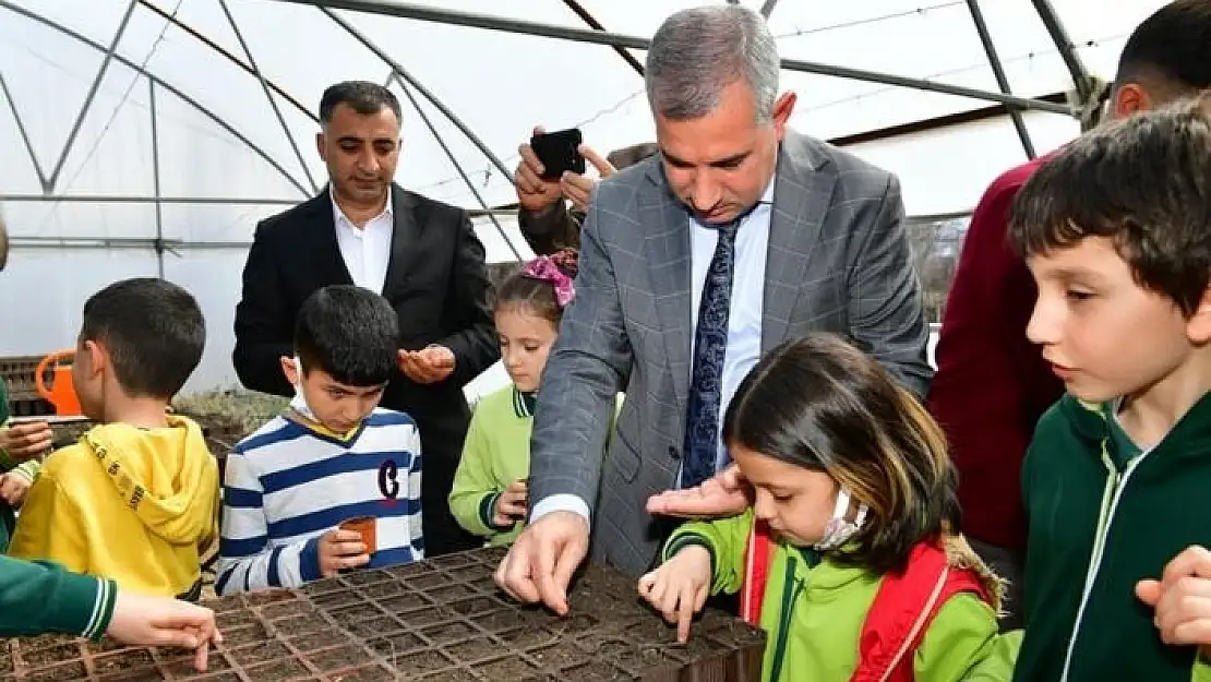 'Yeşilyurt´ta dededen toruna tohumlar toprakla buluşuyor'