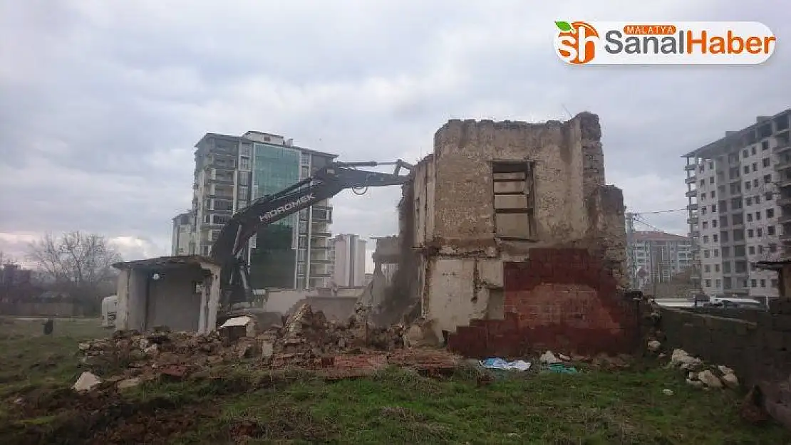 Yeşilyurt'ta metruk binalar yıkılıyor