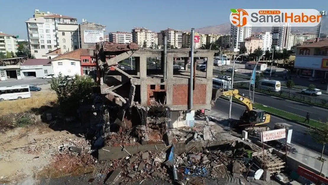 Yeşilyurt'ta riskli binalar yıkılıyor