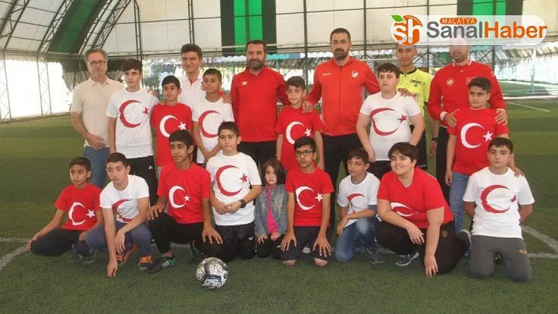Yetim çocuklarla, protokol maç yaptı