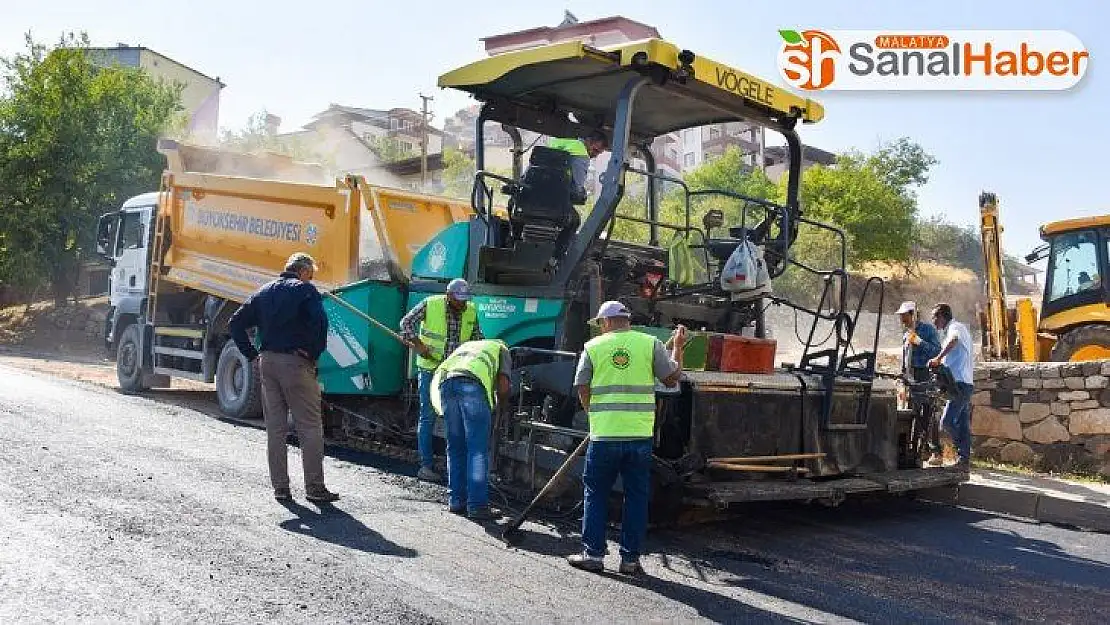 Yetkililer, asfalt çalışmalarını yerinde inceledi.