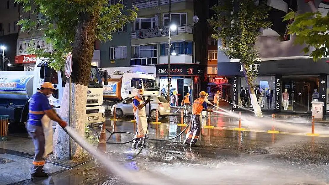 Büyükşehir Belediyesi, ana arterleri deterjanlı suyla yıkıyor