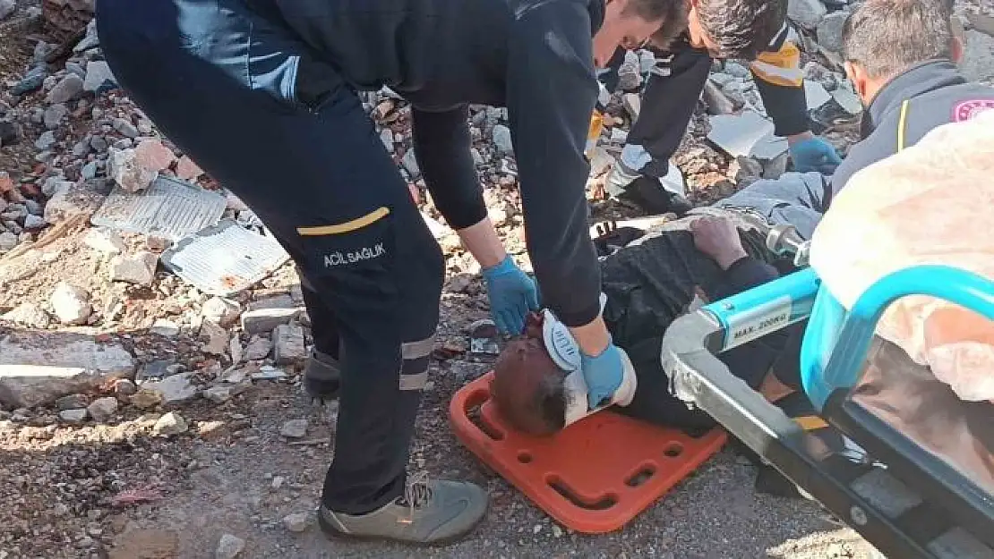 'Yıkılan binaların fotoğrafını çekmek isterken minibüs çarptı'